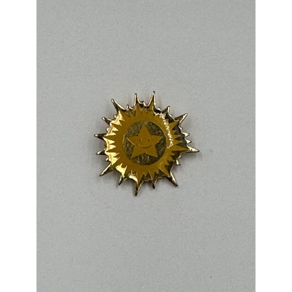 Vintage‎ Gold Colored Star In Middle Ridged Edges Lapel Pin